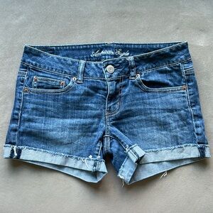 American Eagle cuffed jean shorts size 6 B20